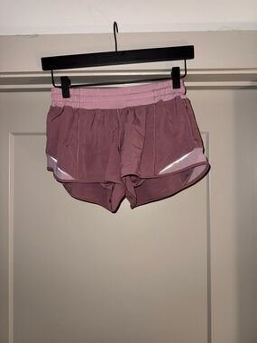 Lululemon Low Rise Hotty Hot Short 2.5